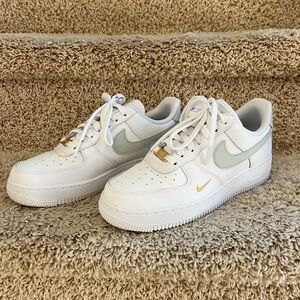 Women’s size 8 White Nike Air Force 1 Sneakers Shoes